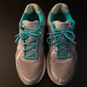 Brooks GTS green & silver sneakers!